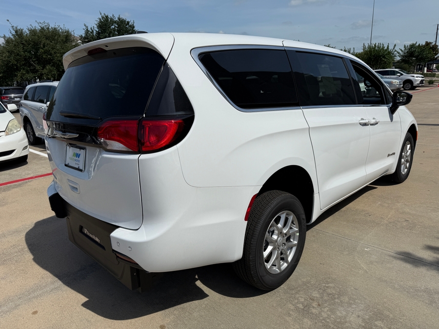 White Chrysler Voyager image number 2