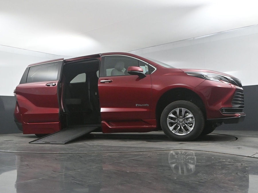 New 2025 Toyota Sienna Hybrid XLE Base - BraunAbility Side Entry Entry In Floor Automatic Ramp