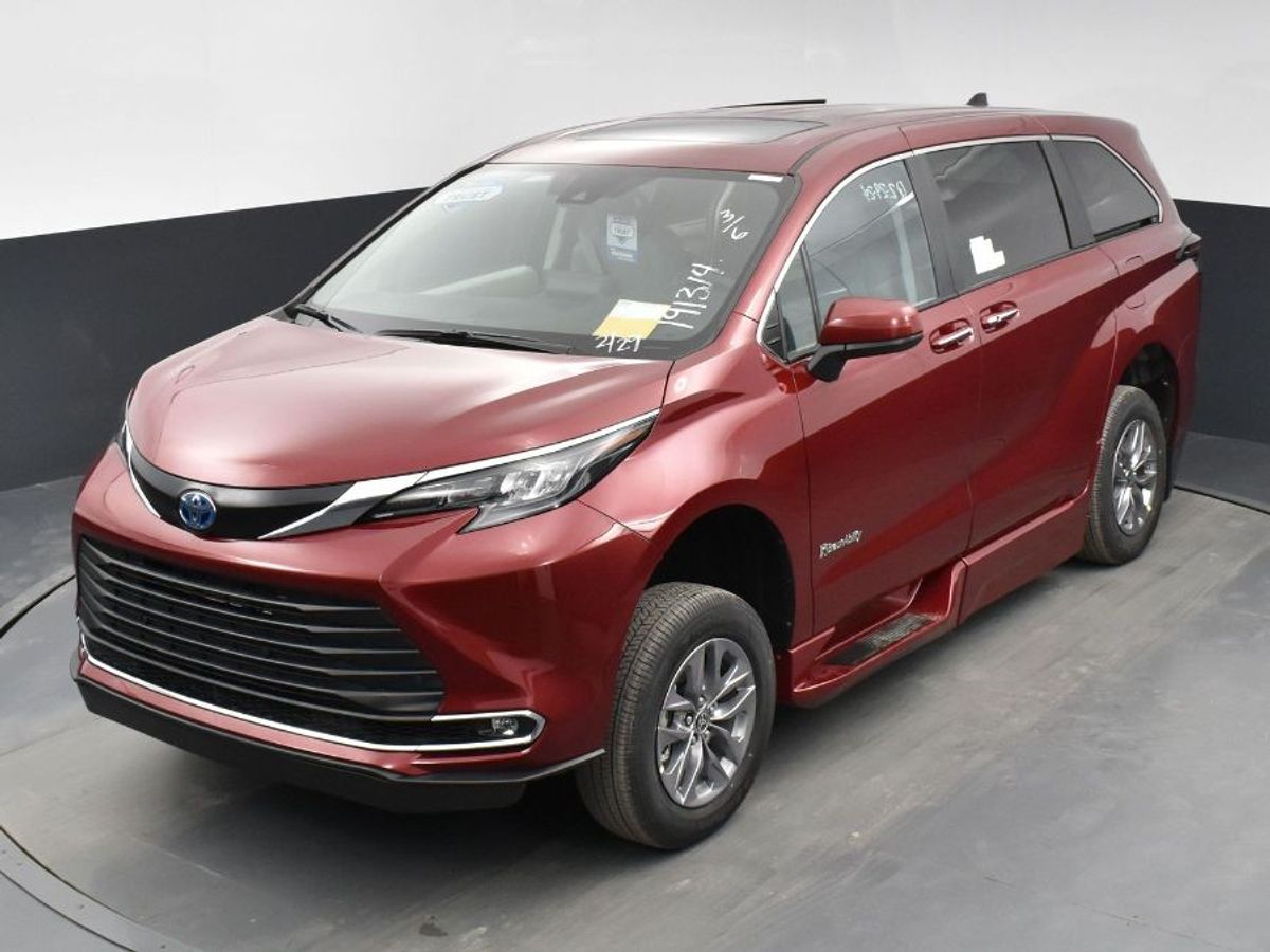 Red Toyota Sienna image number 17