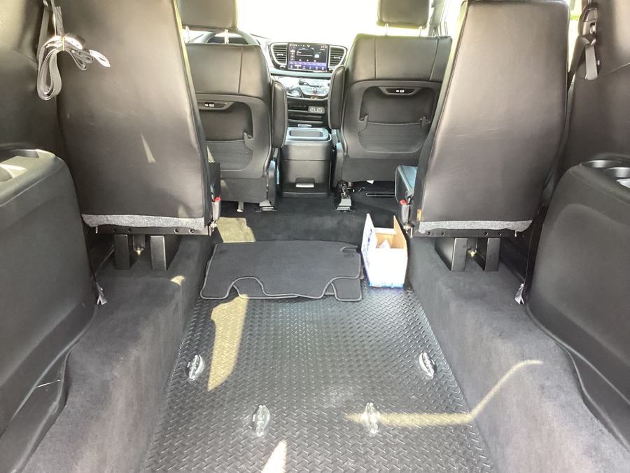 White Chrysler Pacifica image number 7