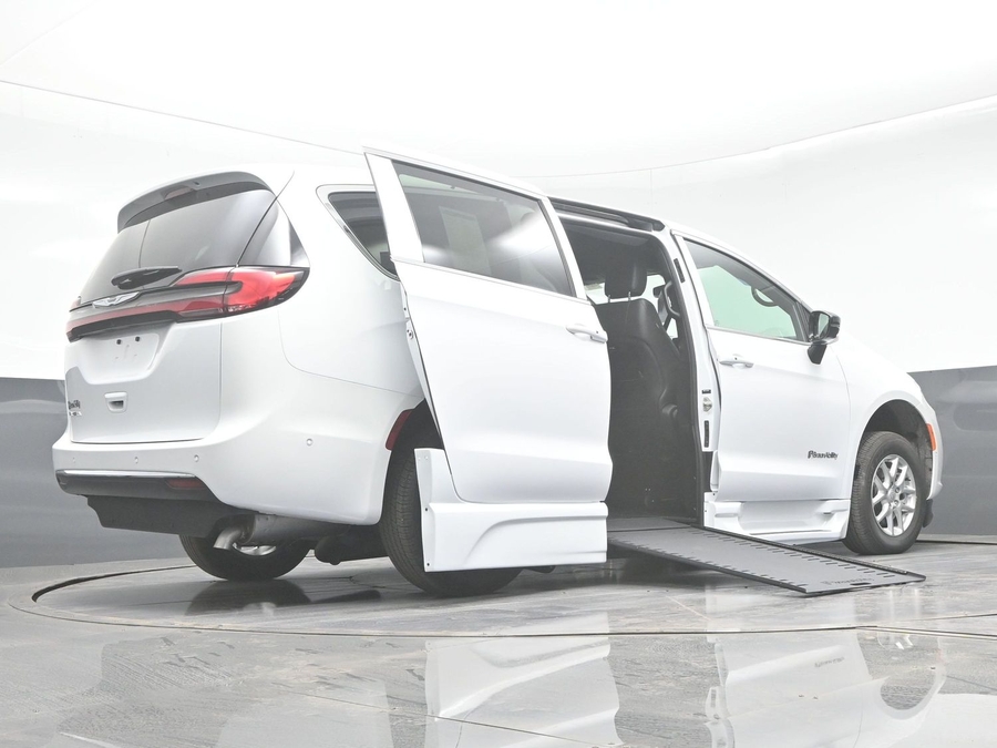 New 2025 Chrysler Pacifica Select Safety - BraunAbility Side Entry Entry In Floor Automatic Ramp