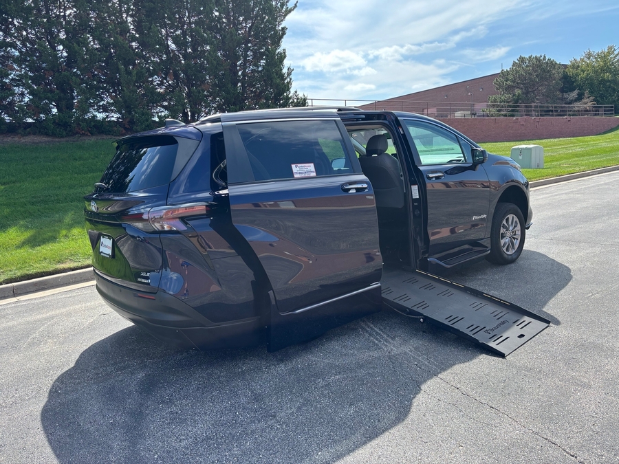 Used 2023 Toyota Sienna Hybrid XLE Plus - BraunAbility Side Entry Fold Out Automatic Ramp