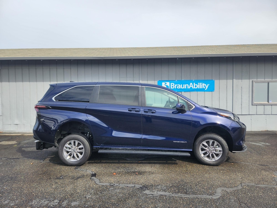 New 2026 Toyota Sienna Hybrid LE 8-Passenger - Vantage Mobility Rear Entry Fold Out Manual Ramp