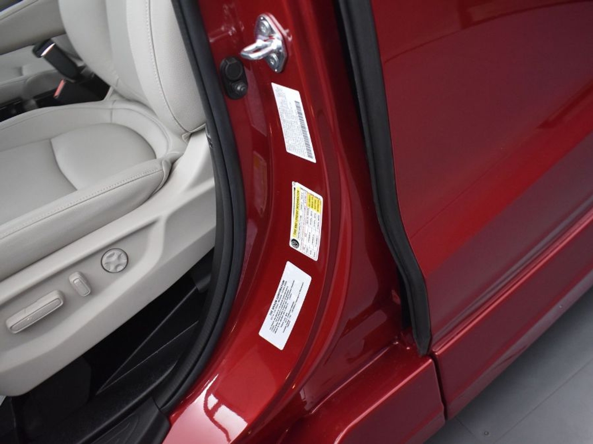 Red Honda Odyssey image number 15