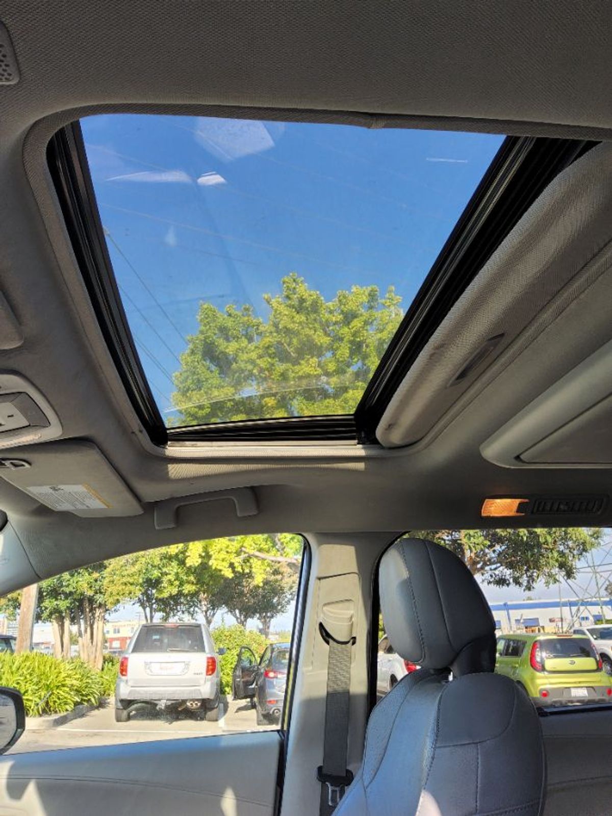 Grey Toyota Sienna image number 19