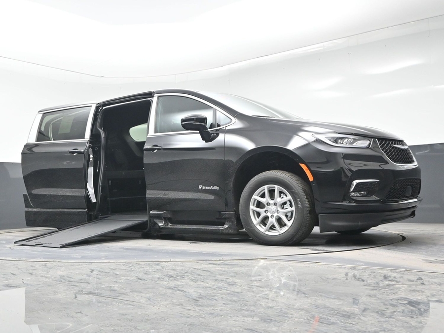 Black Chrysler Pacifica image number 16