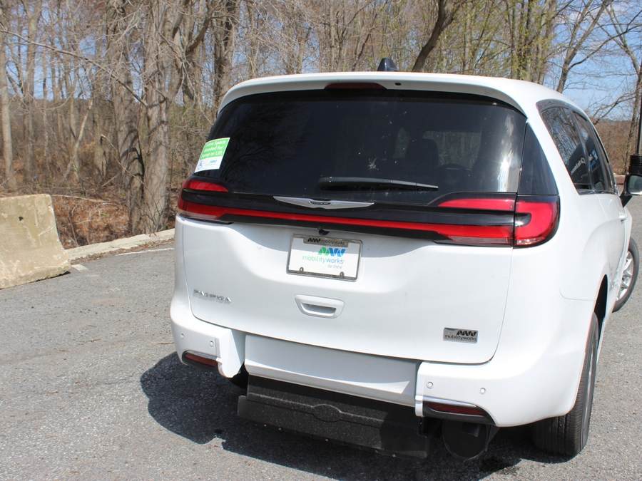White Chrysler Pacifica image number 3