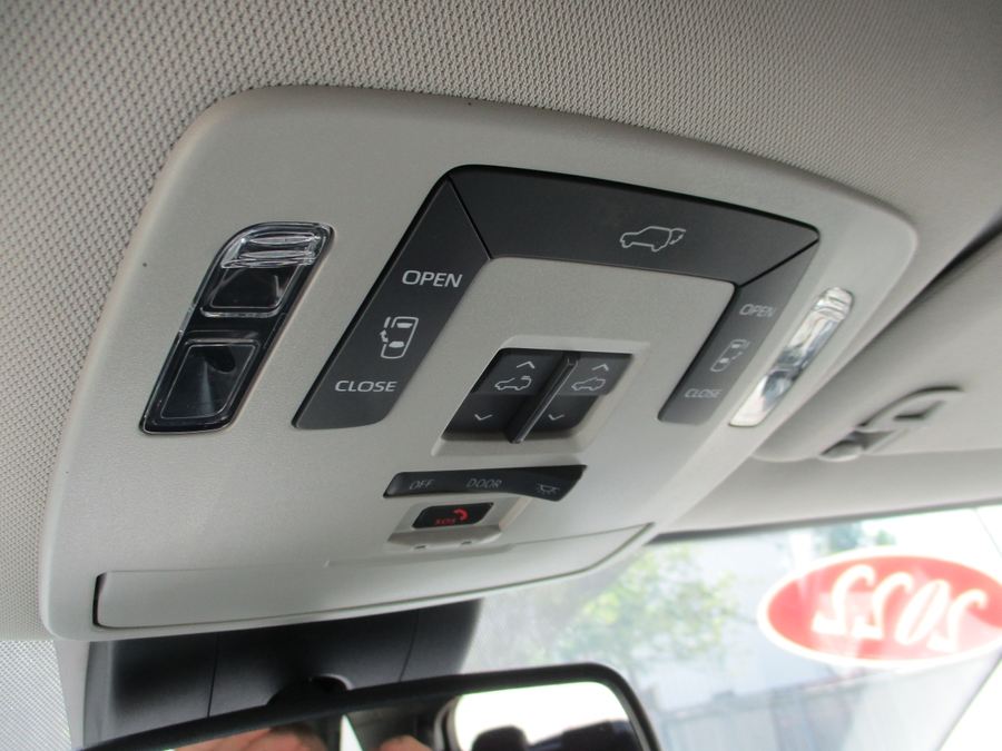 White Toyota Sienna image number 13