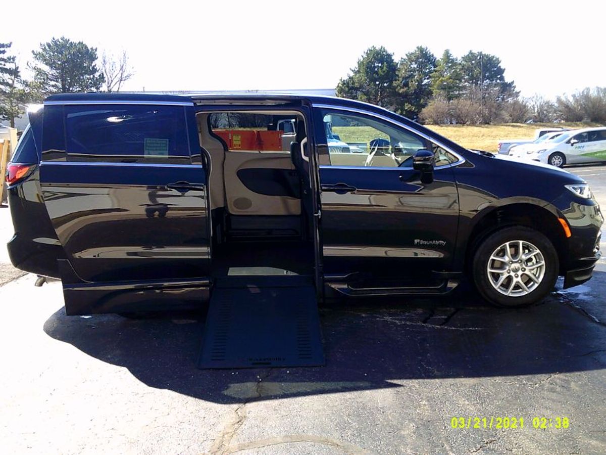 Black Chrysler Pacifica with Side Entry Automatic In Floor ramp