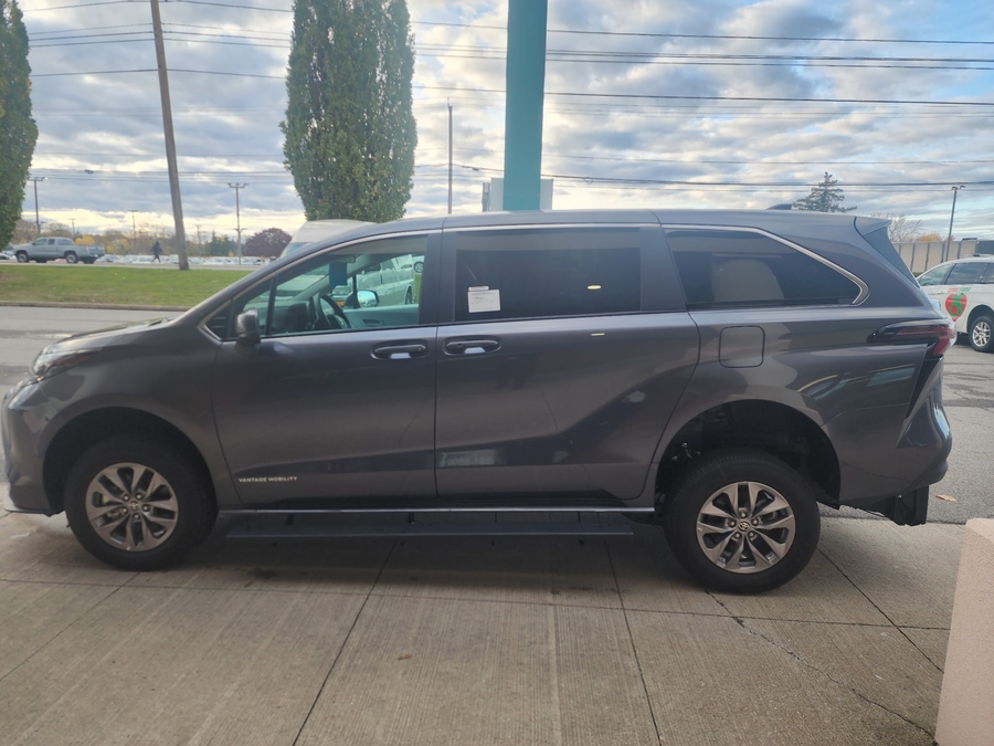 New 2025 Toyota Sienna Hybrid LE - Vantage Mobility Commercial Rear Entry Entry Fold Out Manual Ramp