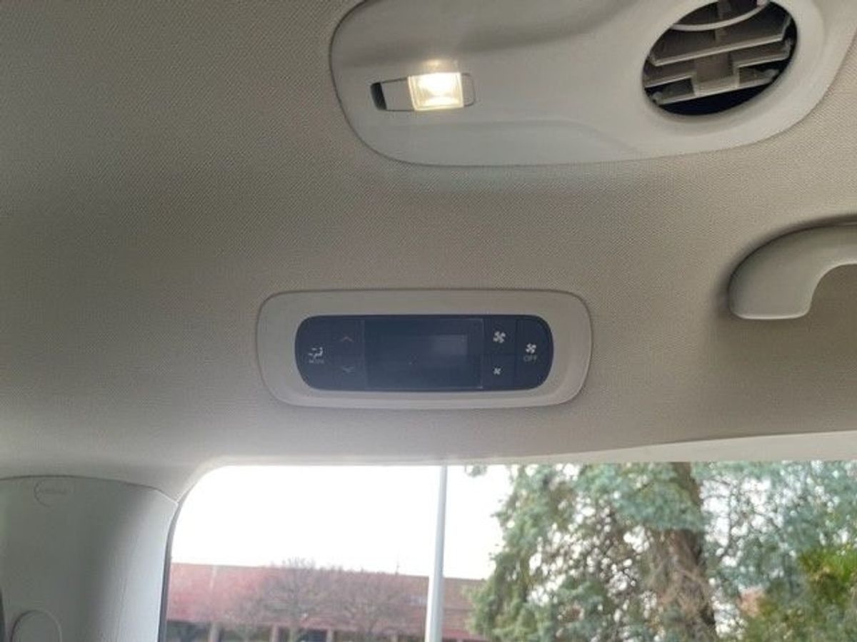 White Chrysler Voyager image number 18