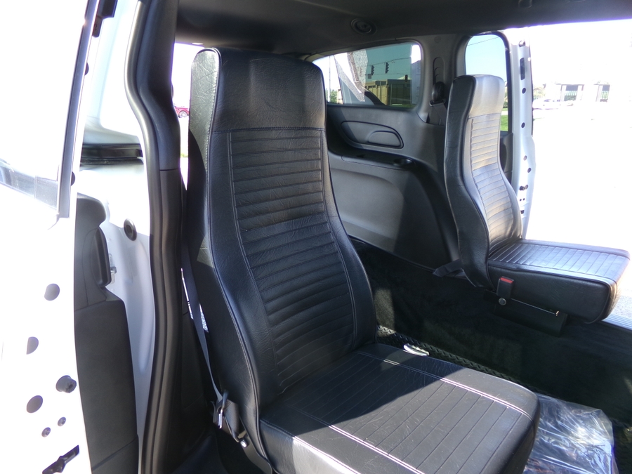 White Chrysler Voyager image number 15