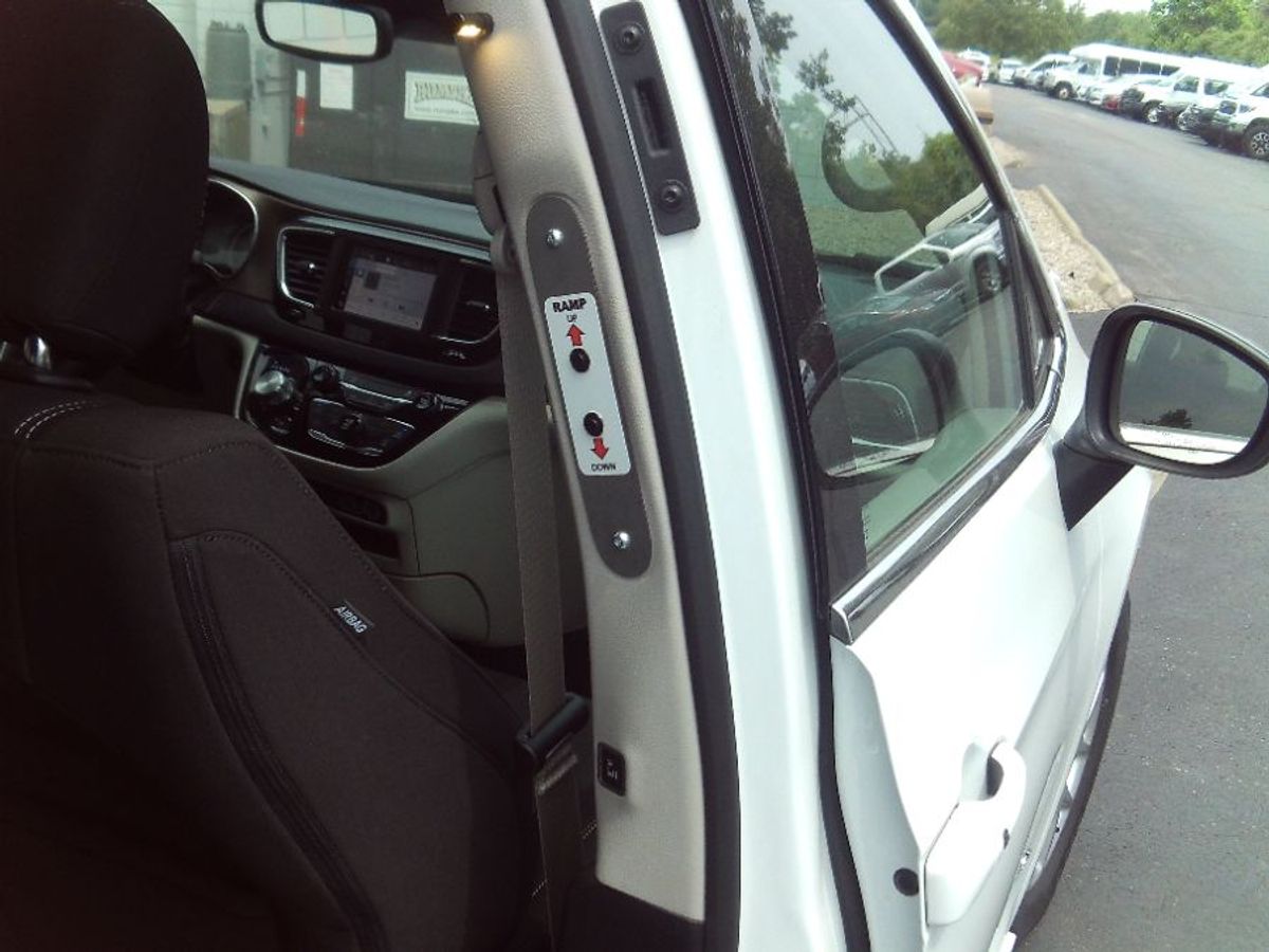 White Chrysler Voyager image number 5