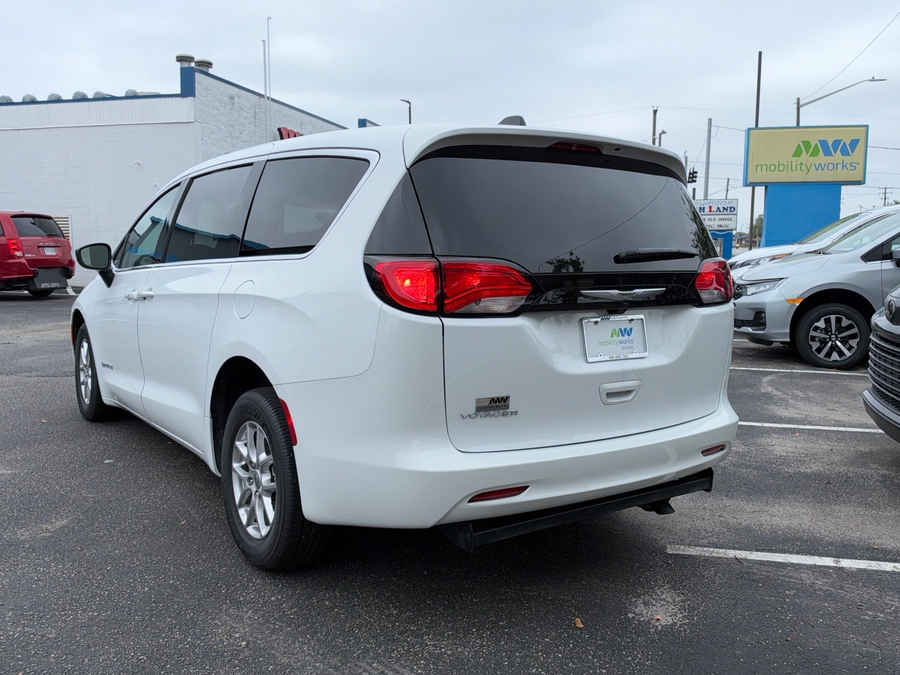 White Chrysler Voyager image number 44
