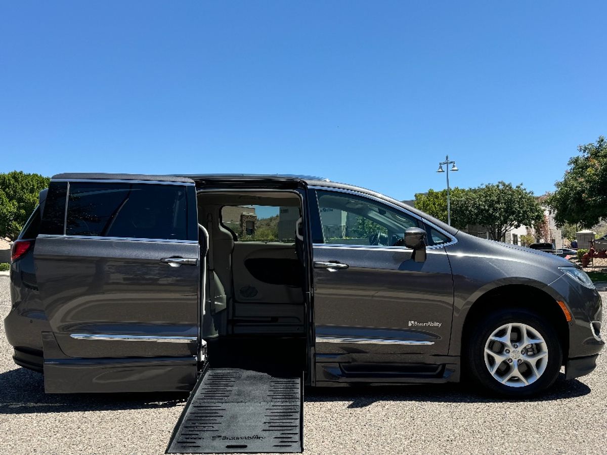 Grey Chrysler Pacifica image number 2