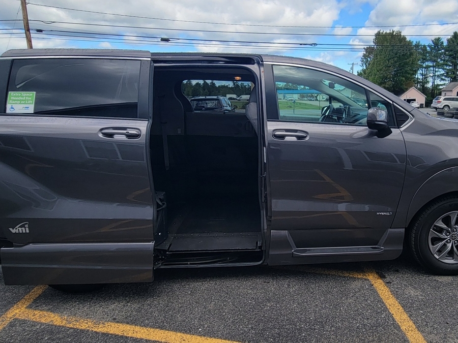 Grey Toyota Sienna image number 2