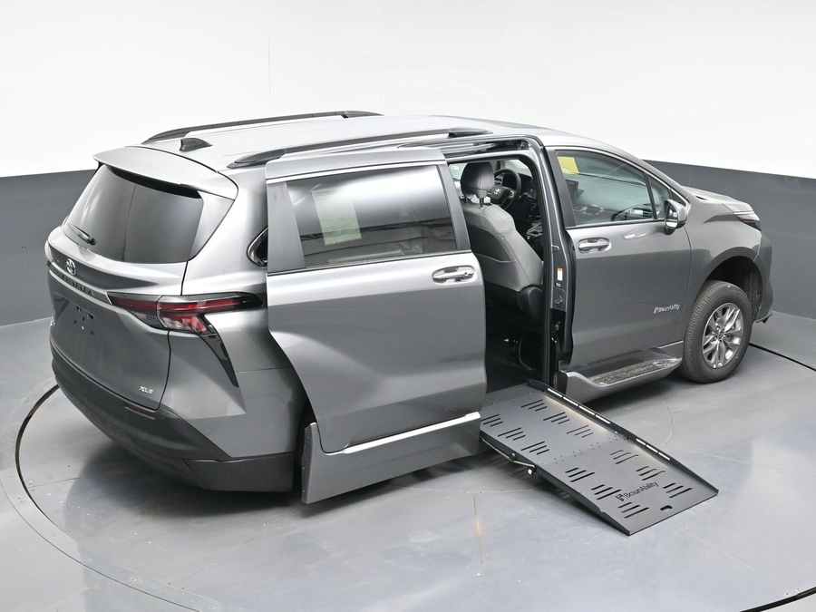 New 2026 Toyota Sienna Hybrid XLE Base - BraunAbility Side Entry Fold Out Automatic Ramp