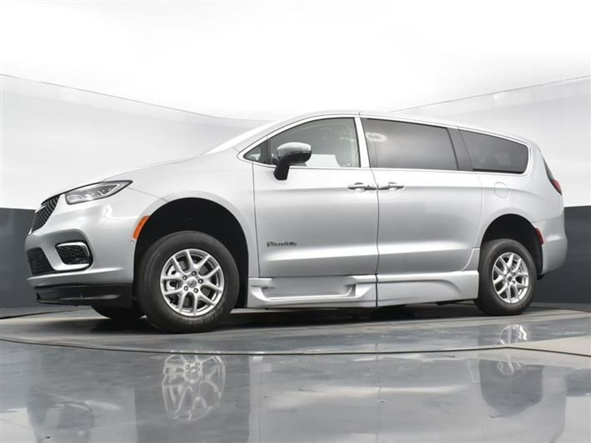 Silver Chrysler Pacifica image number 17