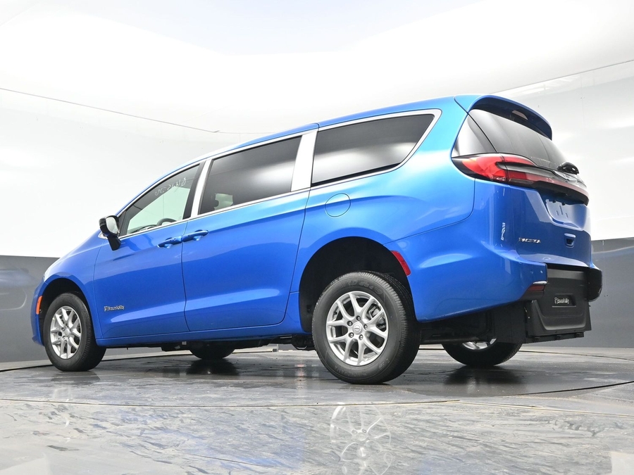 Blue Chrysler Pacifica image number 23