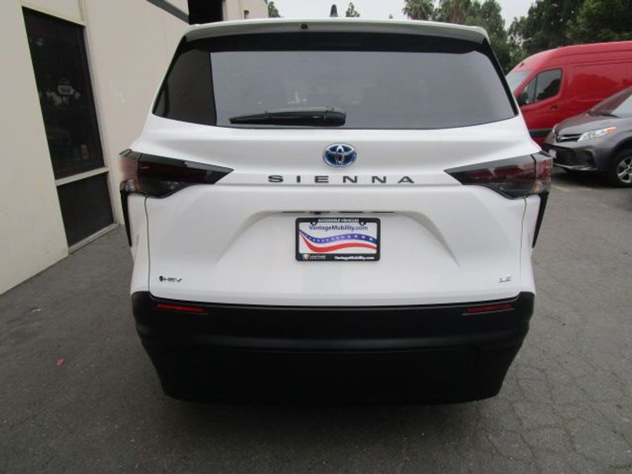 New 2025 Toyota Sienna LE 8-Passenger - Vantage Mobility Commercial Side Entry Entry In Floor Manual Ramp