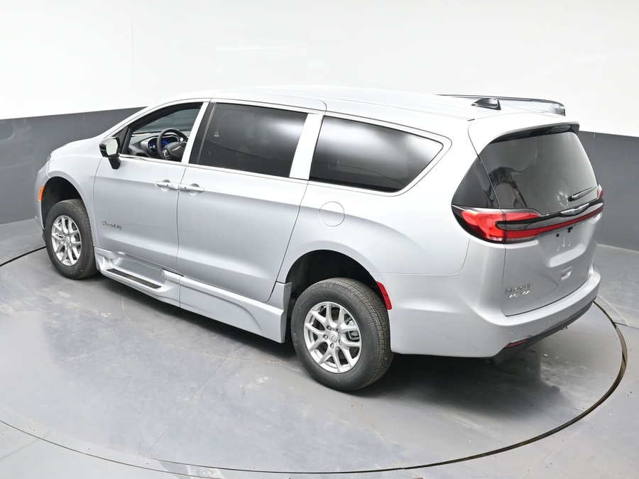 Silver Chrysler Pacifica image number 16