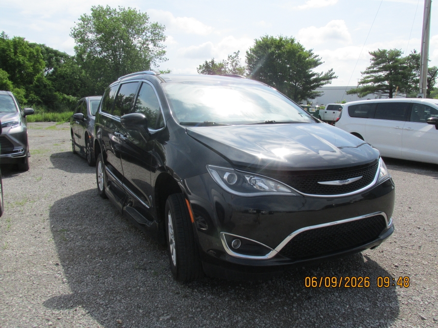 Black Chrysler Pacifica image number 3