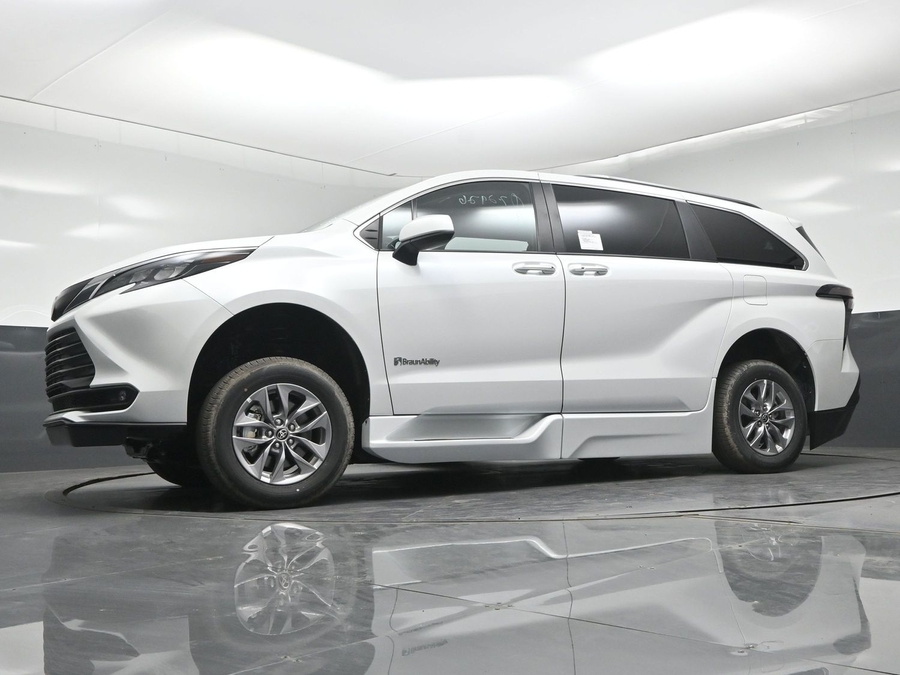 New 2026 Toyota Sienna Hybrid XLE Add - BraunAbility Side Entry In Floor Automatic Ramp
