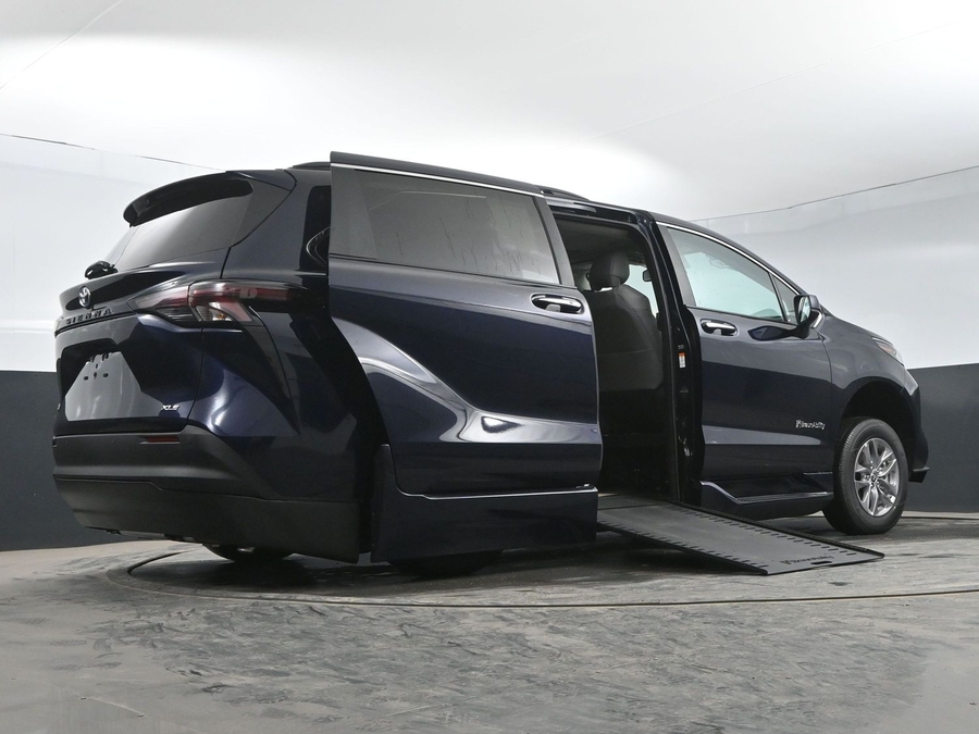 New 2025 Toyota Sienna Hybrid XLE Plus - BraunAbility Side Entry Entry In Floor Automatic Ramp