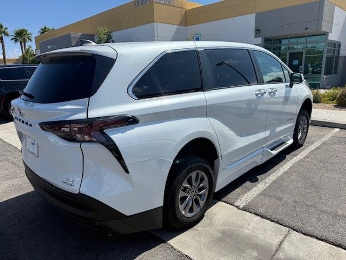2023 TOYOTA SIENNA - Image 13