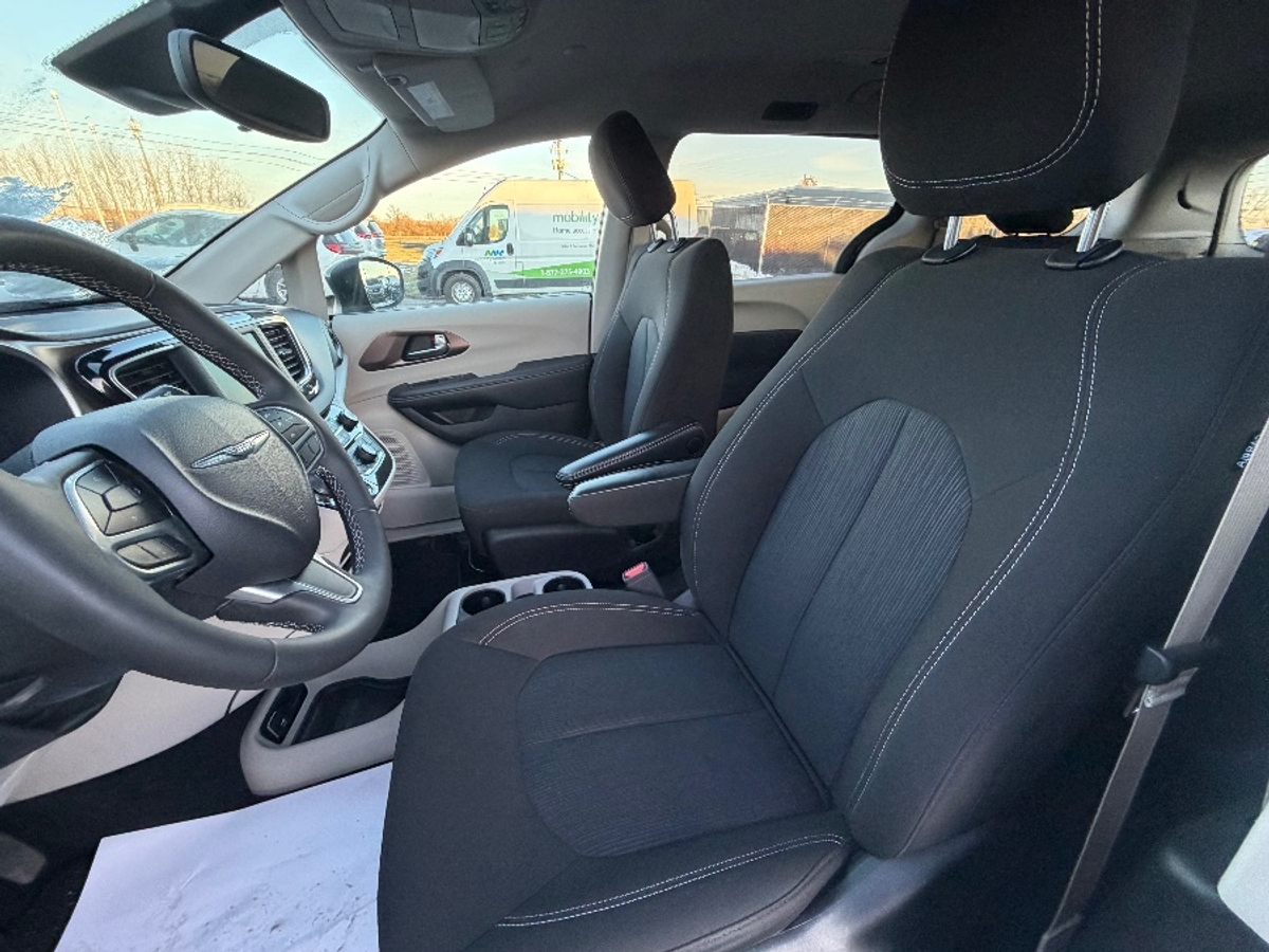 2024 CHRYSLER VOYAGER - Image 17