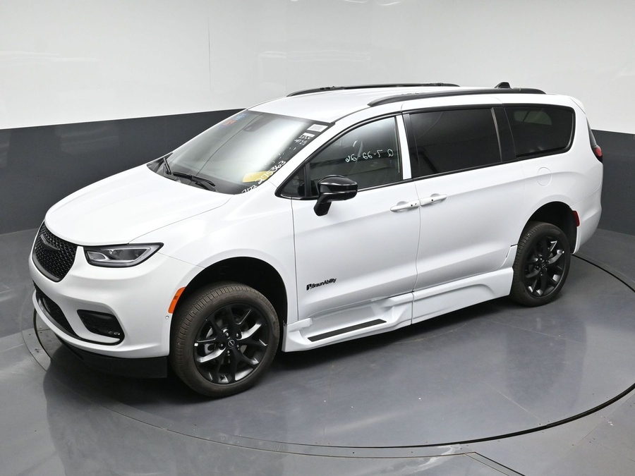 New 2026 Chrysler Pacifica Select Sport - BraunAbility Side Entry Fold Out Automatic Ramp