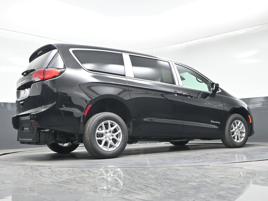 Black Chrysler Voyager image number 20