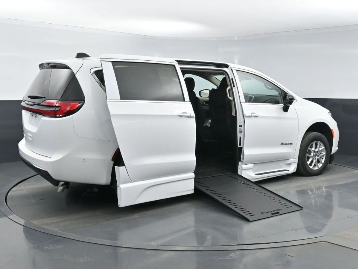 White Chrysler Pacifica image number 20
