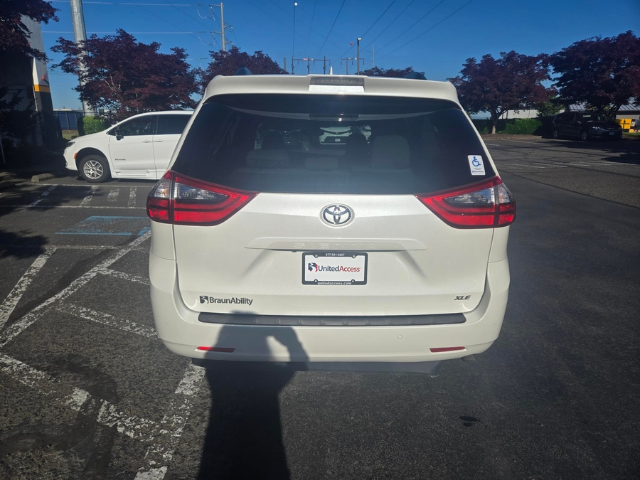 Used 2020 Toyota Sienna XLE - BraunAbility Side Entry Entry In Floor Automatic Ramp