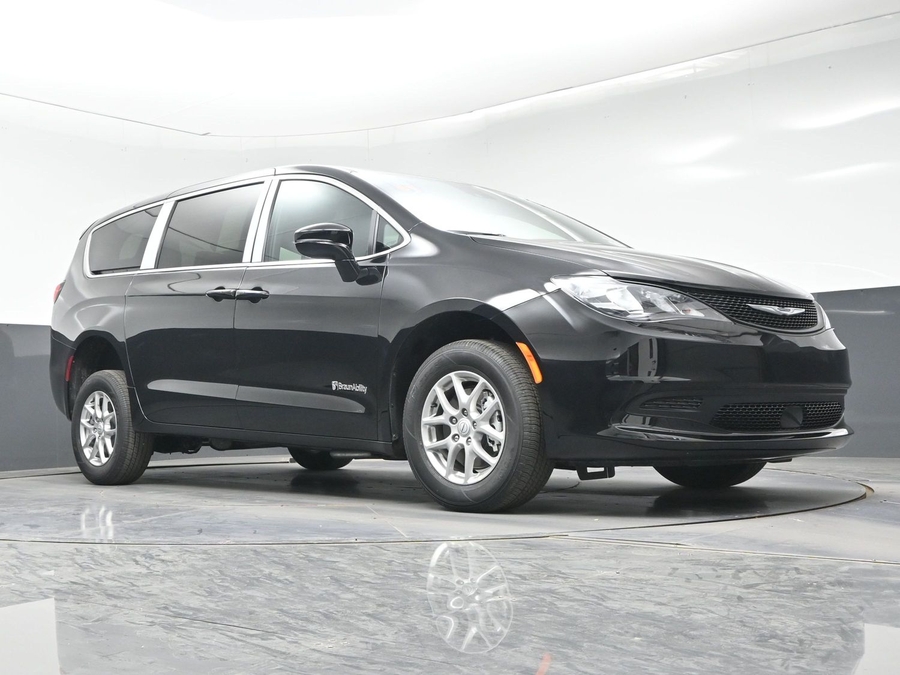 Black Chrysler Voyager image number 17