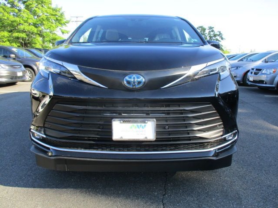 Black Toyota Sienna image number 1