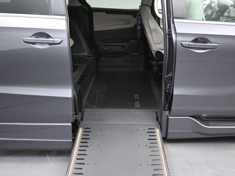 Grey Honda Odyssey image number 10