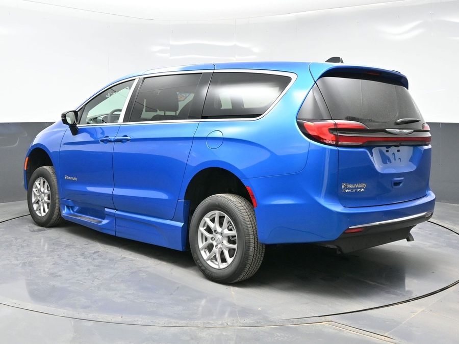 New 2026 Chrysler Pacifica Select Safety - BraunAbility Side Entry Entry In Floor Automatic Ramp