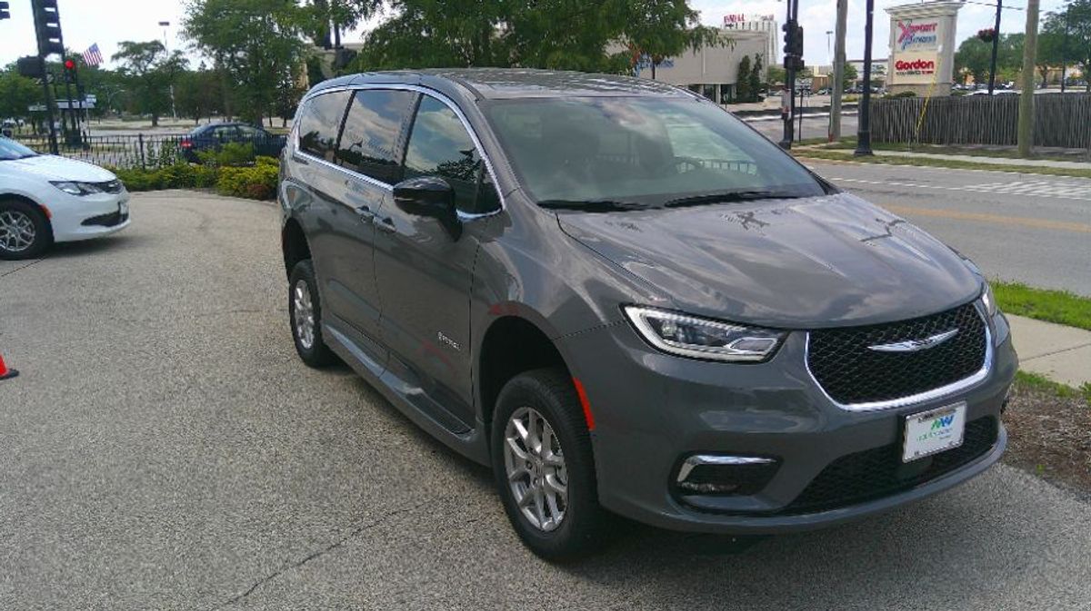 Grey Chrysler Pacifica image number 6