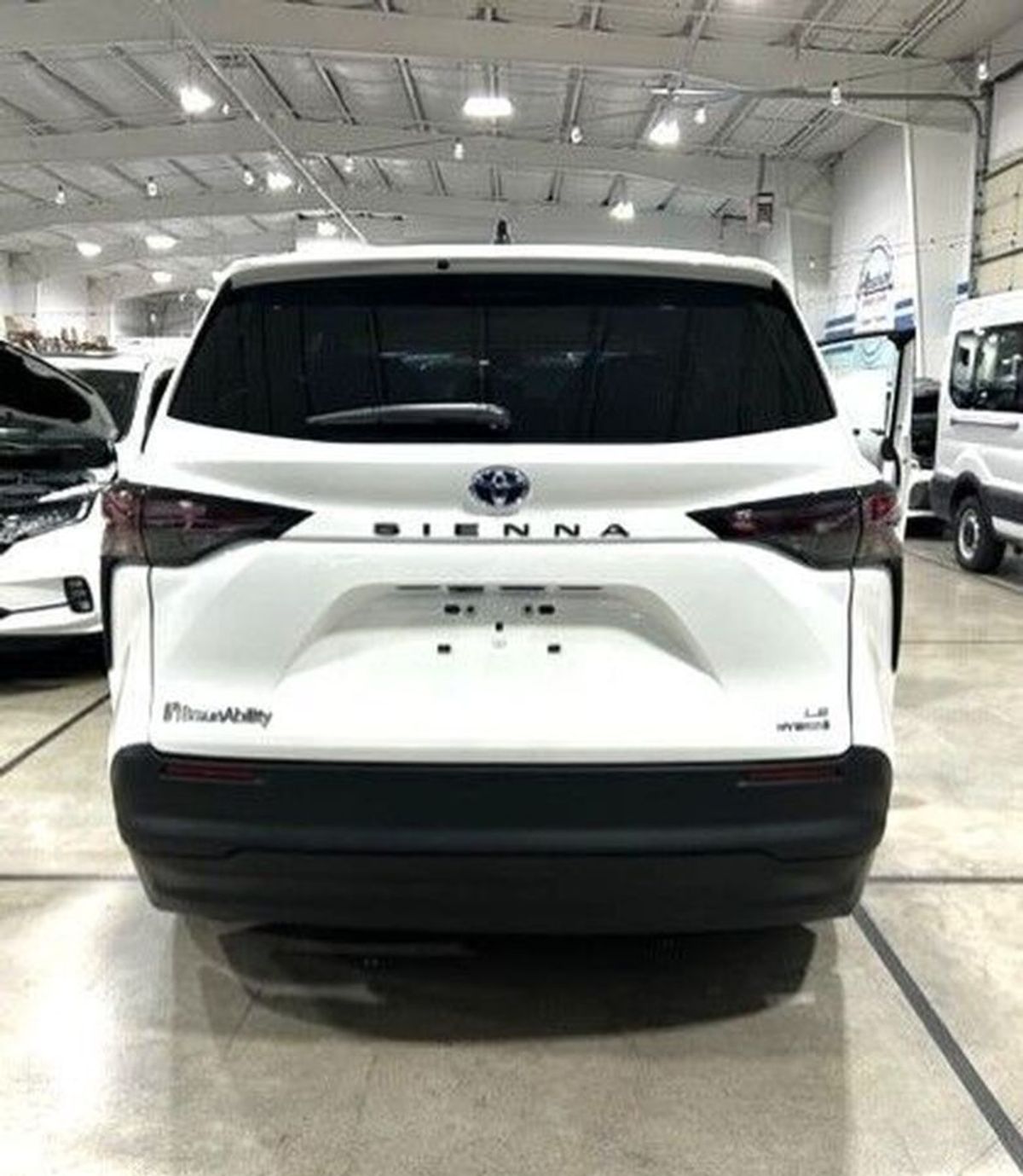 White Toyota Sienna image number 12