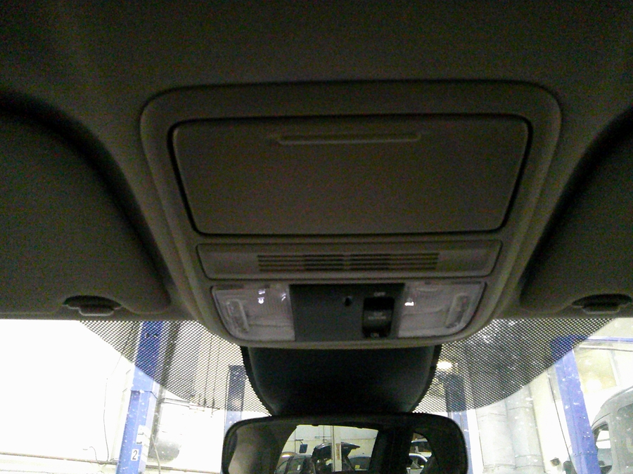 White Honda Odyssey image number 17