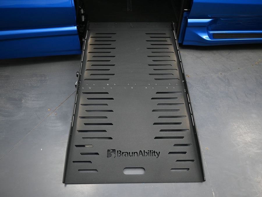 Blue Chrysler Pacifica image number 9