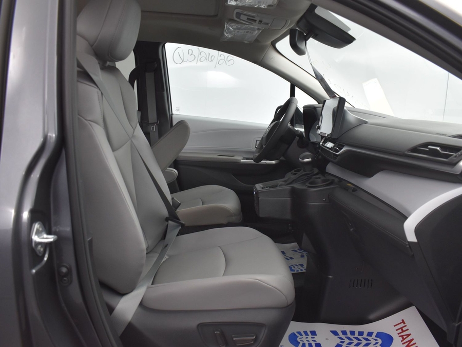 New 2025 Toyota Sienna Hybrid XLE Base - BraunAbility Side Entry Entry In Floor Automatic Ramp