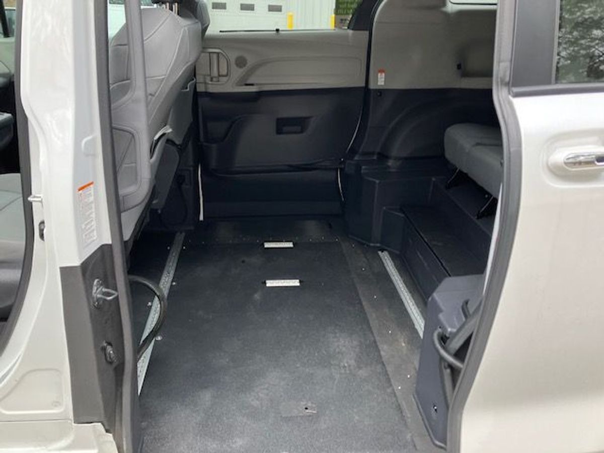 White Toyota Sienna image number 20