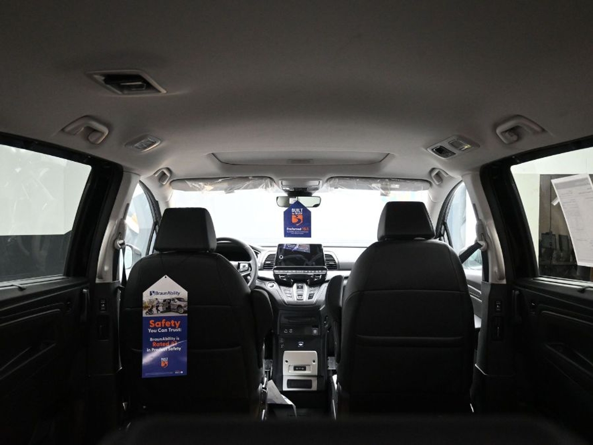 Black Honda Odyssey image number 14