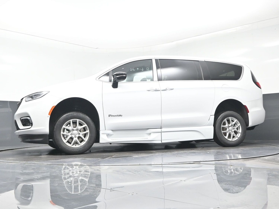 White Chrysler Pacifica image number 18