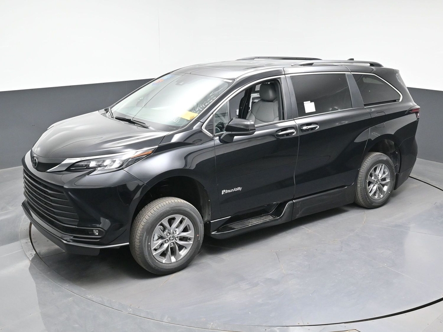 Black Toyota Sienna image number 18