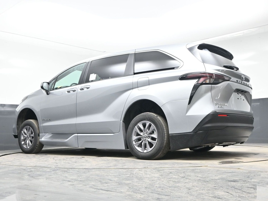Silver Toyota Sienna image number 20