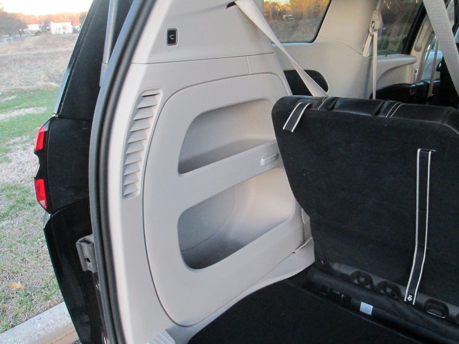 Black Chrysler Pacifica image number 18