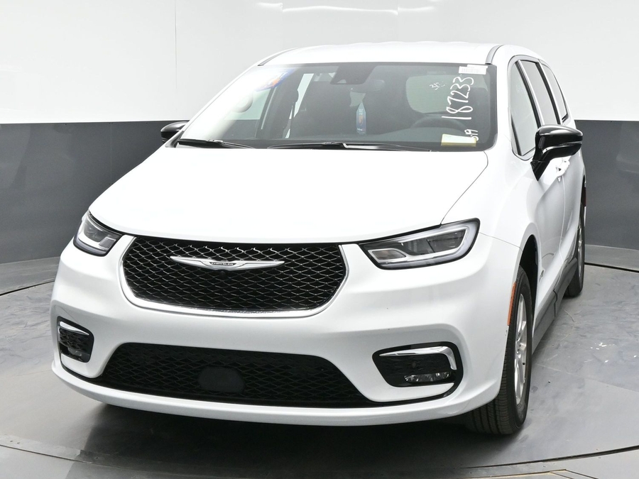 White Chrysler Pacifica image number 1